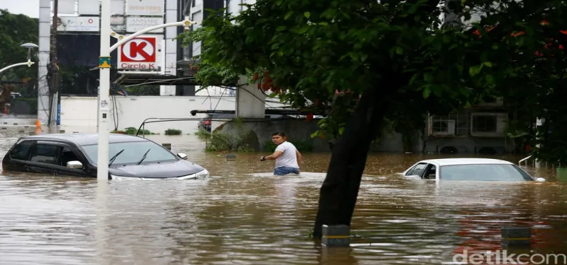 Hilangkan Bau Interior Mobil Bekas Banjir, Berapa Biayanya?