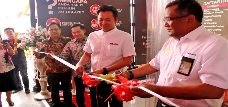 Pertamina dan Autoglaze Buka Layanan Cuci Mobil Touchless