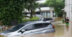 News Watch out Car Paint Soaked by Floods Can Be Mottled